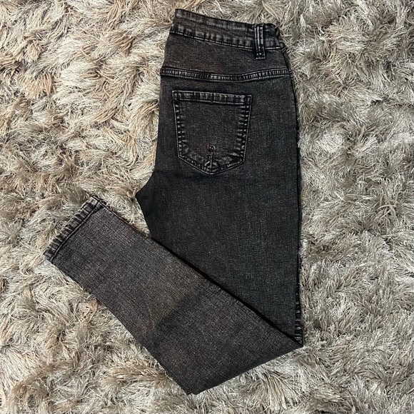 MyStyle women black denim front fly zip, pin tuck detail Jeans. Size 6. Used. - Picture 5 of 12